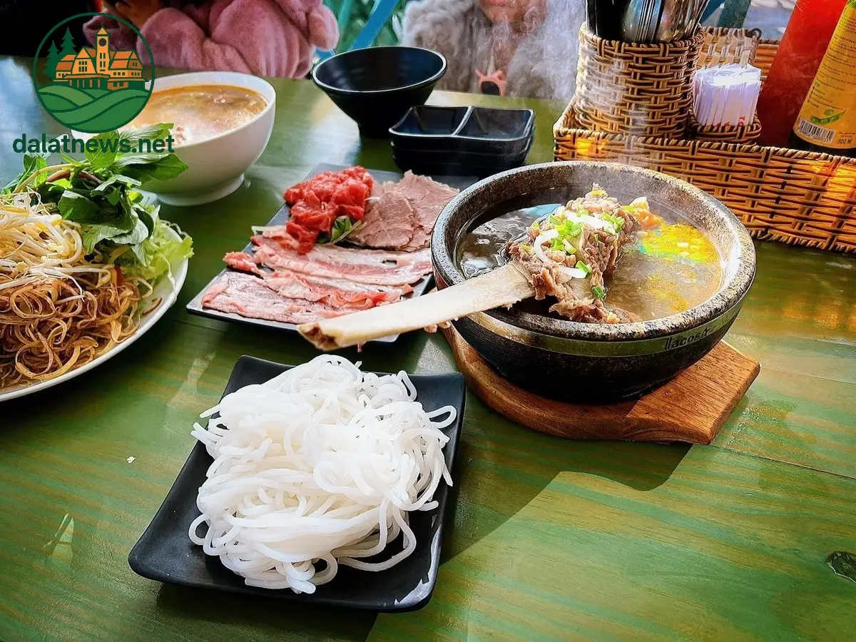 Bún bò thố đá Đà Lạt có gì đặc biệt mà ai cũng muốn thử? 3 Bún bò thố đá – Biểu tượng của văn hóa ẩm thực Đà Lạt